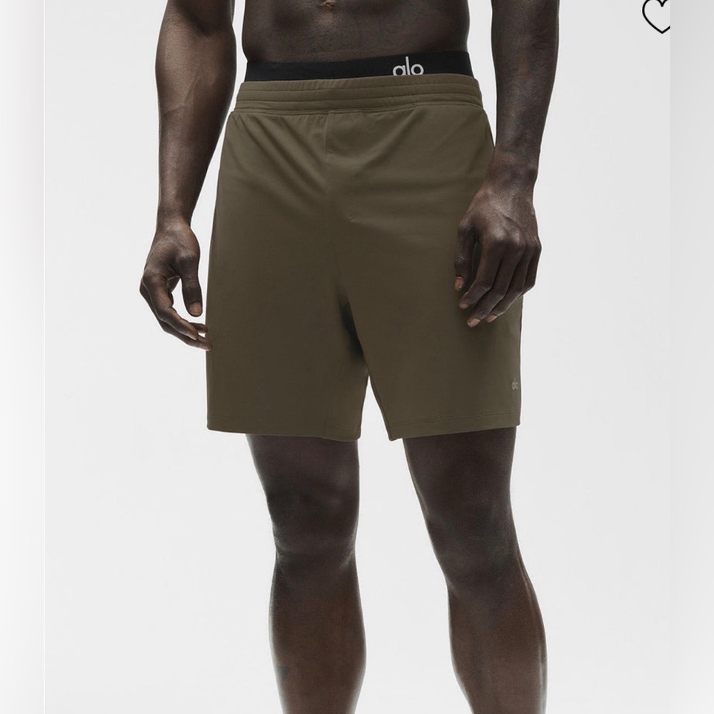 ALO Yoga Men’s “Conquer React” Short 7” Inseam Linerless (M)